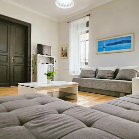Művész Apartman *
